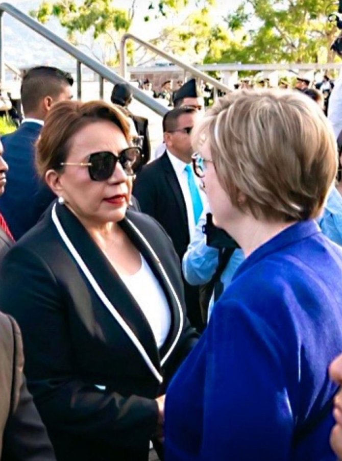  Xiomara Castro y Laura Dogu 